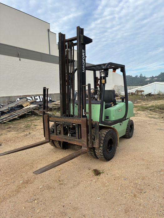 Empilhador 3t triplex com deslocamento lateral