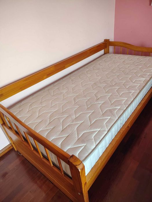 Cama de Solteiro Semi-nova Com colchão inverno/verão