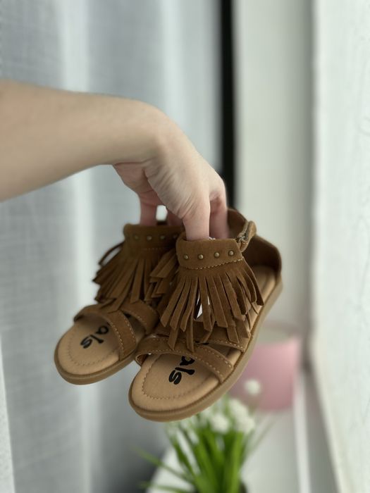 Босоніжки на дівчинку