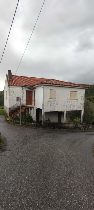 Casa junto a Linhares da Beira — Linhares, Guarda