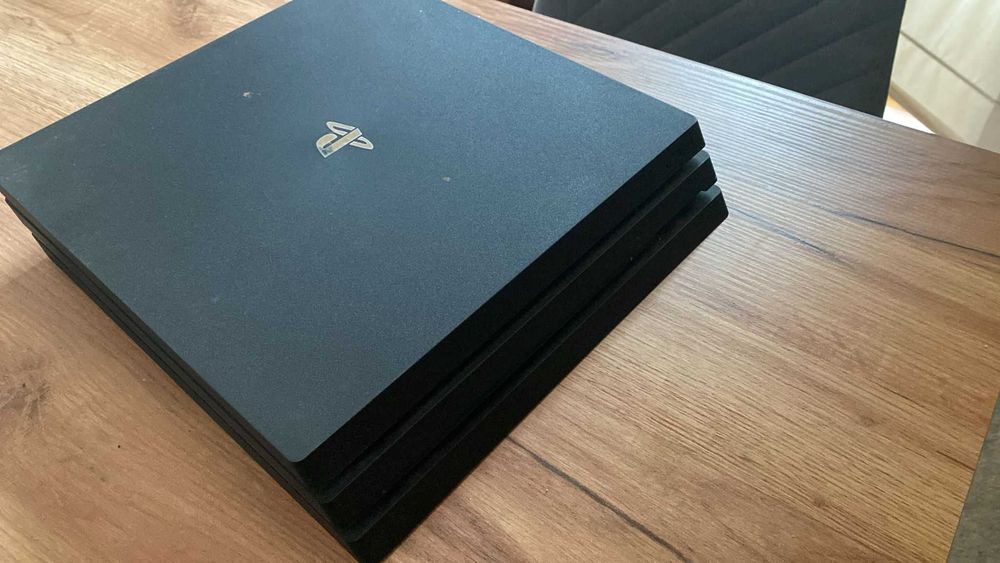 PlayStation 4 Pro 1TB I A funcionar bem