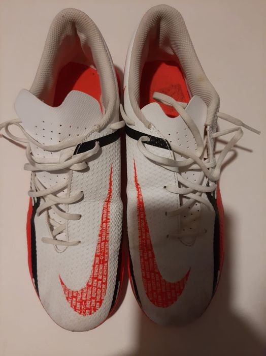 Chuteiras Nike Phantom brancas e laranjas