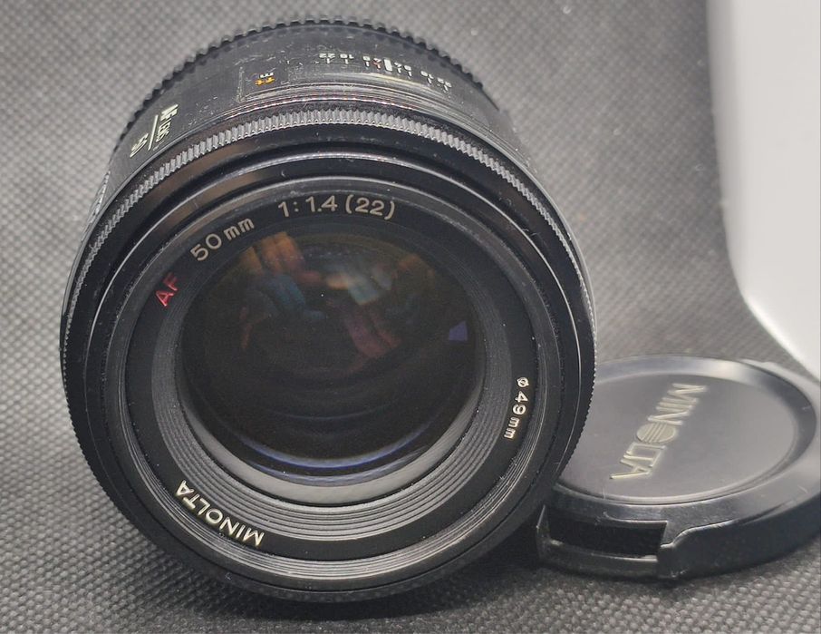 Obiektyw Konica Minolta AF 50 mm f/1.4 + osłona przeciwsłoneczna