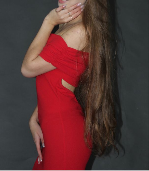 Червона сукня по фігурі