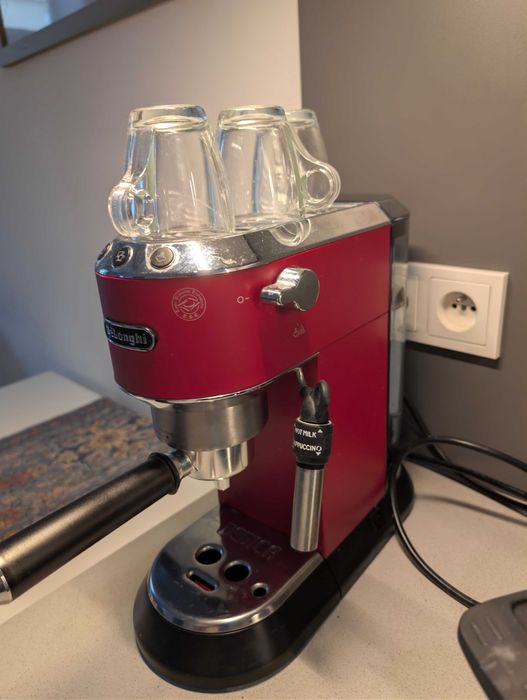 Ekspres kolbowy DeLonghi czerwony