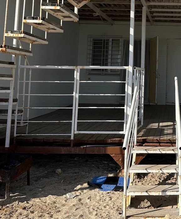 Дом у моря ,на песке