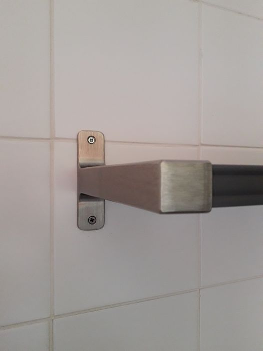 Duas prateleiras cinza escuro