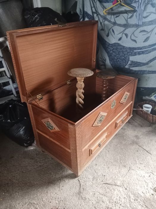 Vendo baú antigo em madeira.