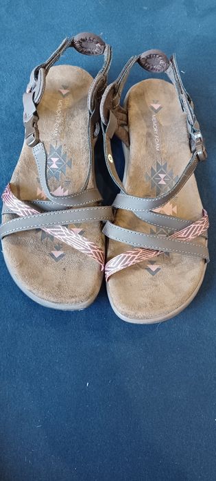Sandały Skechers.