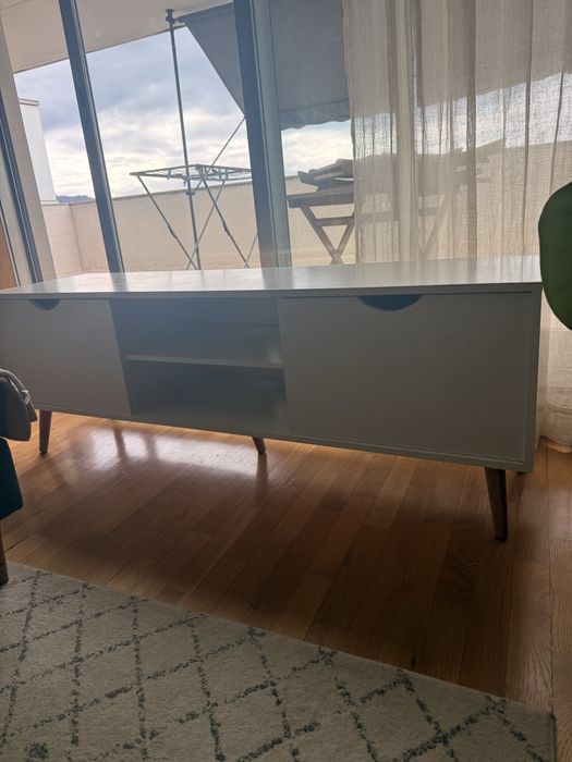 Movel de TV branco estilo nordico