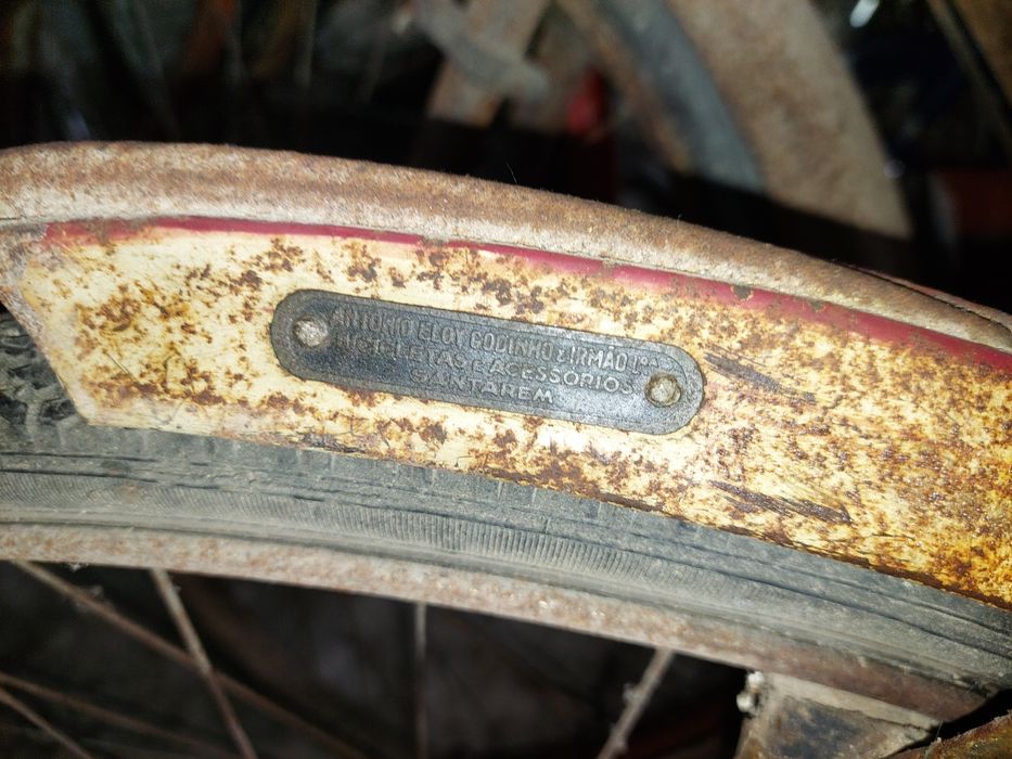 Bicicleta de senhora, com travões de alavanca