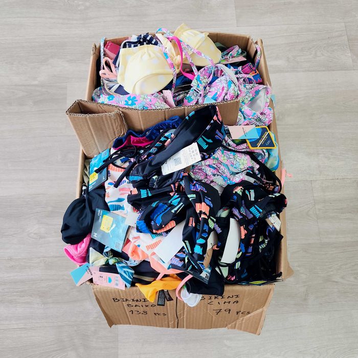 Lote de bikinis e fatos banho 350 peças