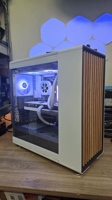 Gaming PC Ryzen 7 9700x 32GB RTX 5070Ti 2TB ARGB Fractal North