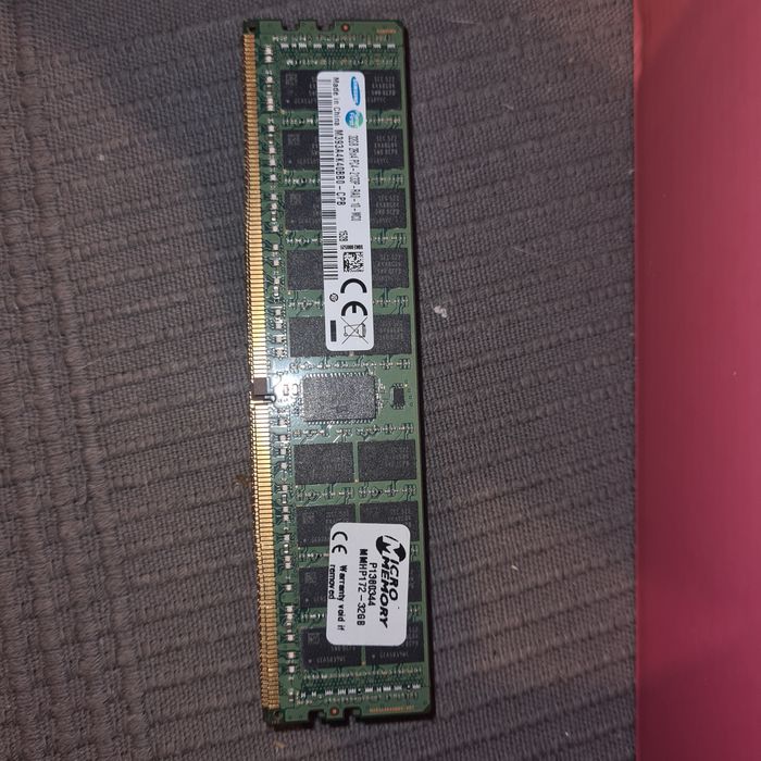 Kości pamięci DDR 4, 2 x 8 GB.