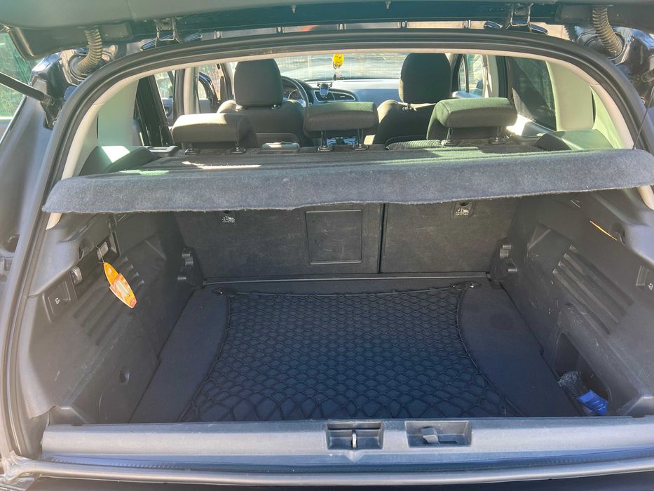 Продається гарний та економний  сімейний Пежо 3008