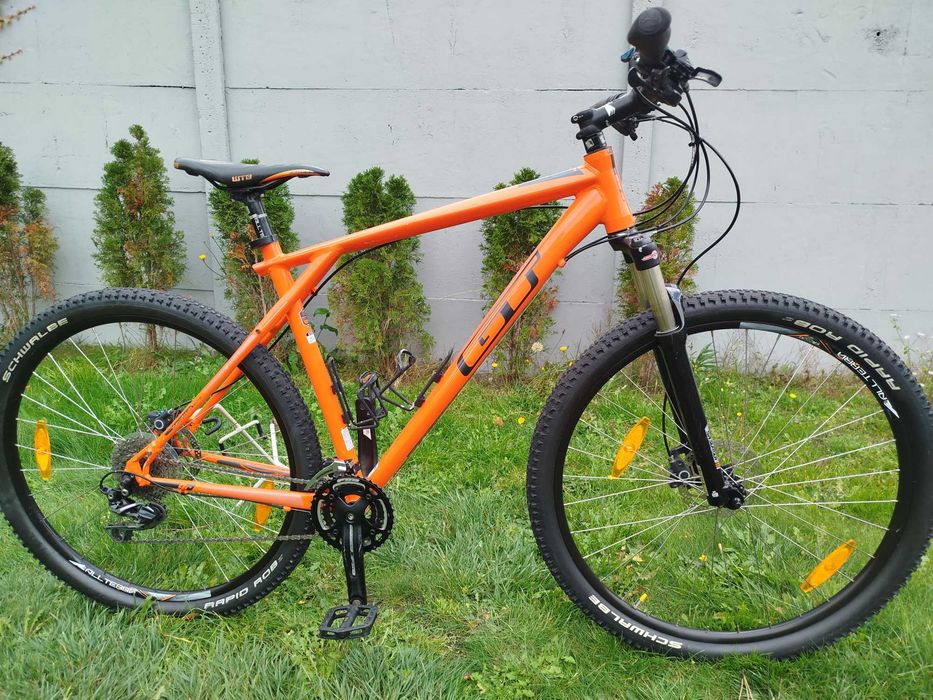 Rower Górski GT KARAKORAM 9R DEORE 3 x 10 Koła 29 cali Rama Alu 55 cm 21,5 cali Blokowany Amortyzator Hamulce Tarczowe Hydrauliczne