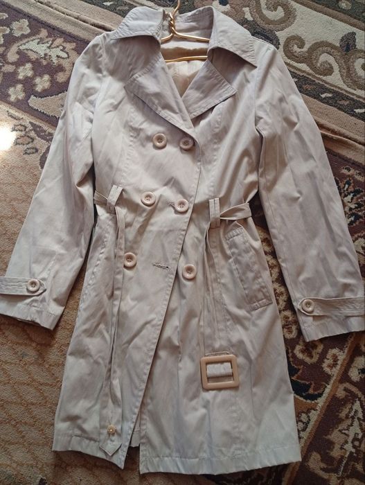 Жіночий кремовий плащ