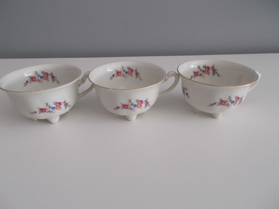 Trzy filiżanki porcelana Karolina