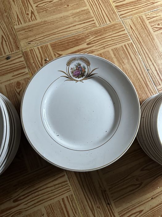 Conjunto de pratos antigos