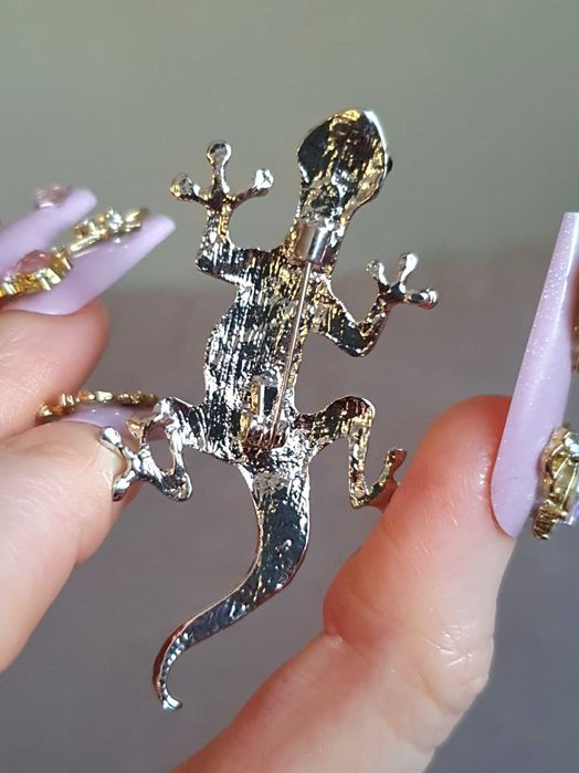 Broche / pregadeira / alfinete de peito lagarto com concha