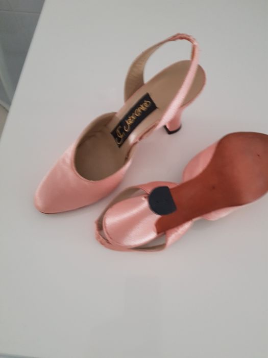 Sandálias novas em pele forradas a cetim coral, salto médio
