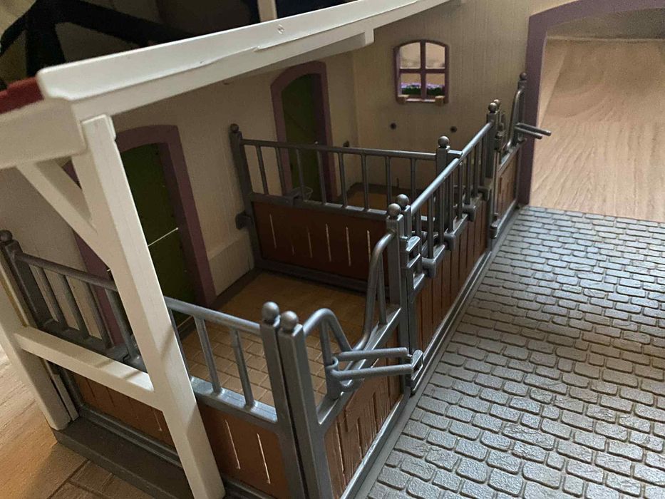 Biała stajnia Schleich z końmi i dodatkowymi akcesoriami