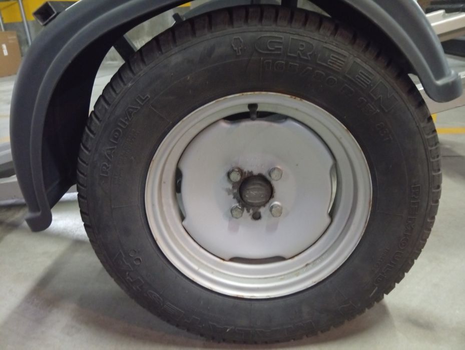 Atrelado uma moto, de qualidade , jante 13 pneus novos.