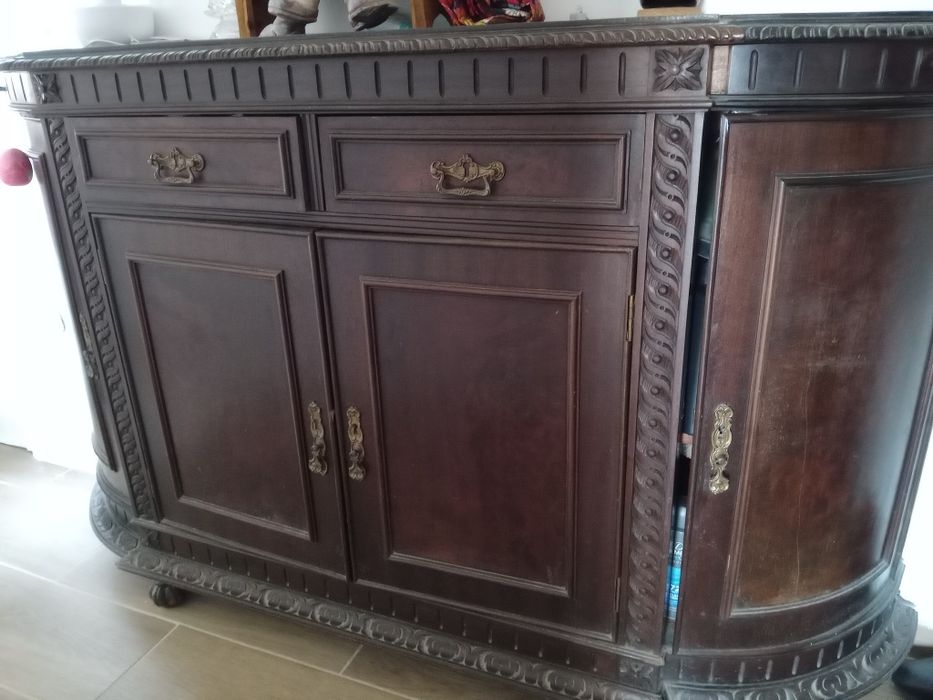 Móvel antigo com espelho