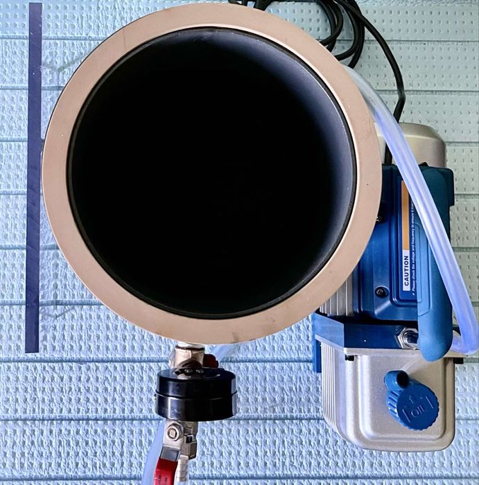 Вакумний насос з камерою