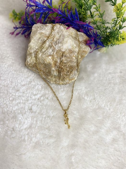 Colar feminino prateado e dourado
