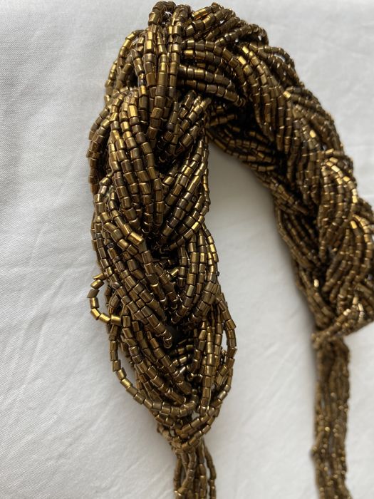 Colares de missangas, brincos e pulseira de braco