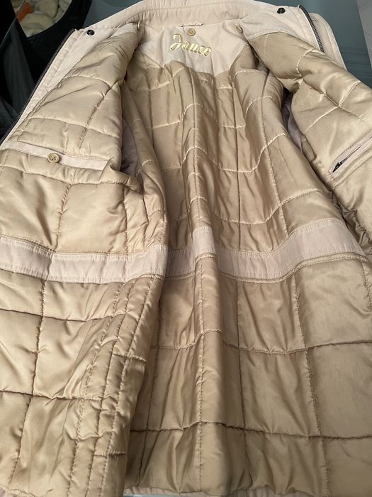 Blusao desportivo,tons cremes