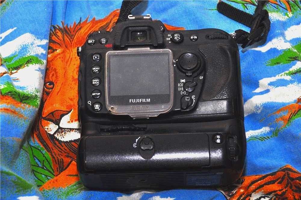 Фотоаппарат Fujifilm Fine pix S 5 pro, объектив Nikkor 16 - 85 ED VR 3,5 - 5,6 G, вспышка Metz 48 AF - 1 for Nikon.