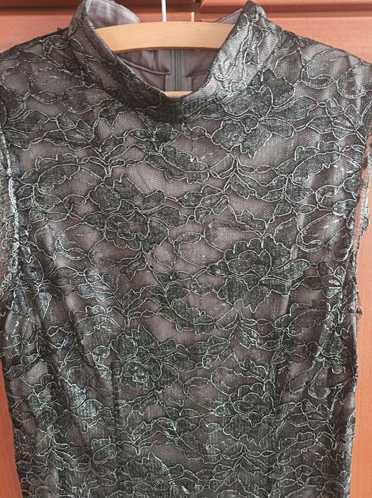 Srebrna koronkowa sukienka z Quiosque