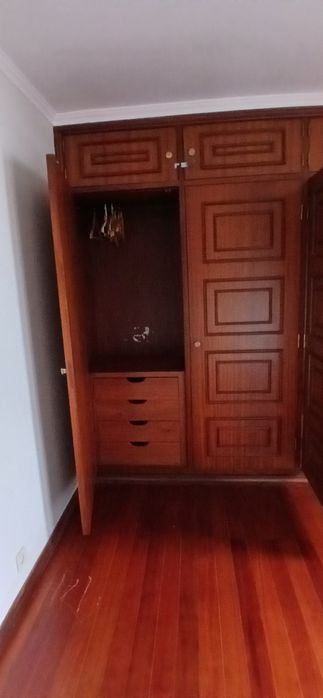 Roupeiro Grande, encastrado. Madeira maciça