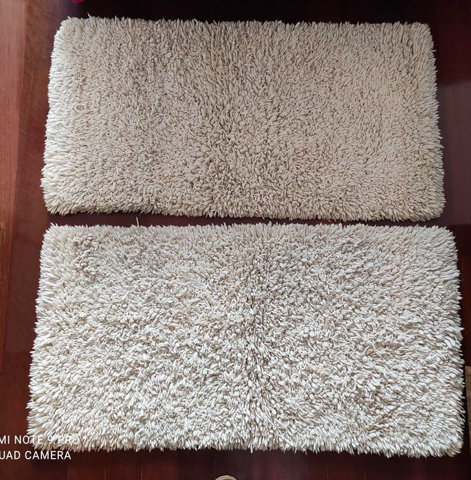 2  tapetes de quarto de pelo alto