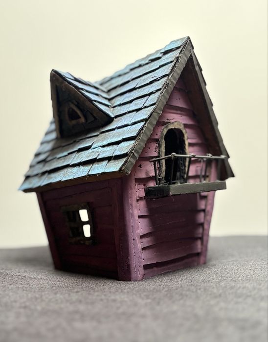 Ręcznie robiony domek z kartonu – unikatowa dekoracja handmade