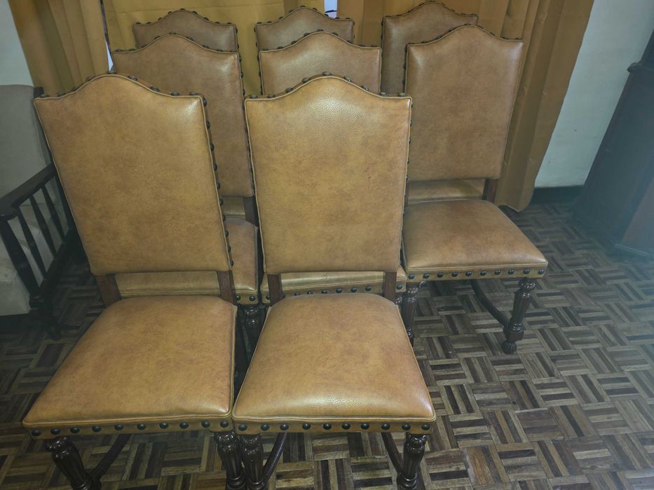 Cadeiras de sala em madeira de castanho: oito