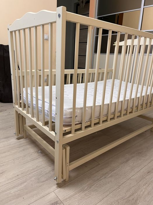 Дитяче дерев’яне ліжечко з маятником + матрац 120×60 см