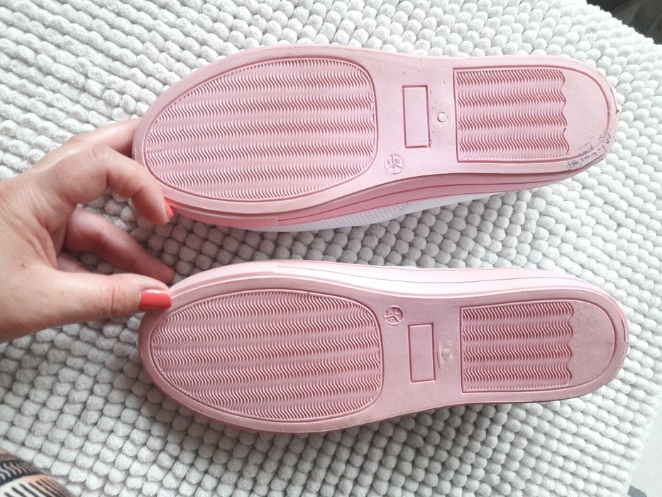 Trampki tenisówki białe podeszwa jasny róż modne w tym sezonie trendy