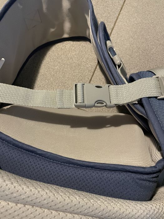 Porta-bebé ergonómico com assento de anca