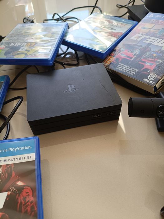 PS4 pro 1tb + cały zestaw VR + 2 x pad 2 x pałki 2 x kamera Gry