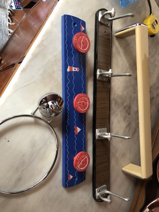 Cabides e suportes de toalhas diferentes