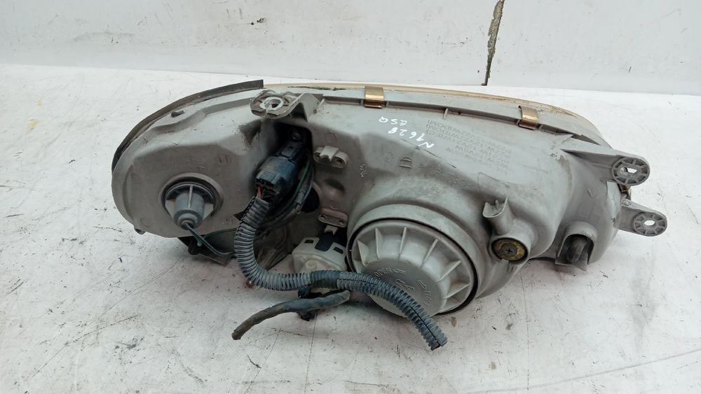 Ótica / farol esquerda KIA Carnival II (GQ)
