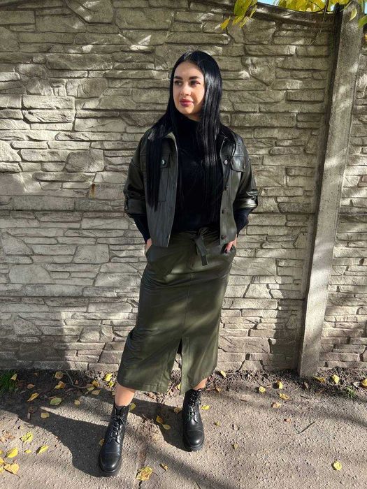 Жіночий шкіряний костюм з спідницею