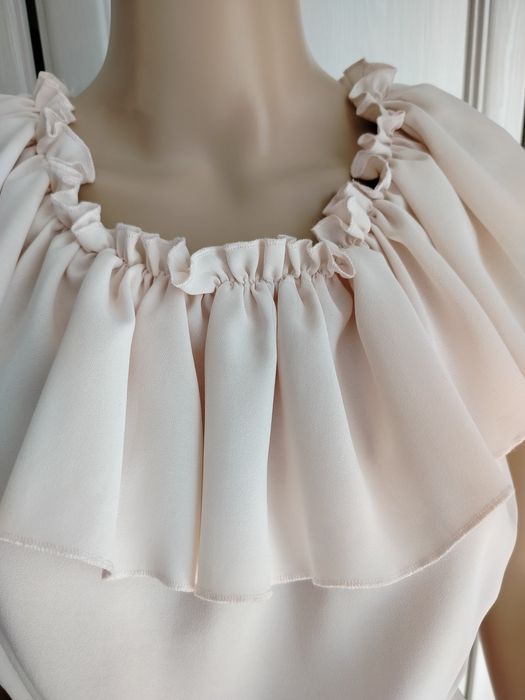 XS S M kremowa nude sukienka 2 sposoby hiszpanka falbany Varlesca