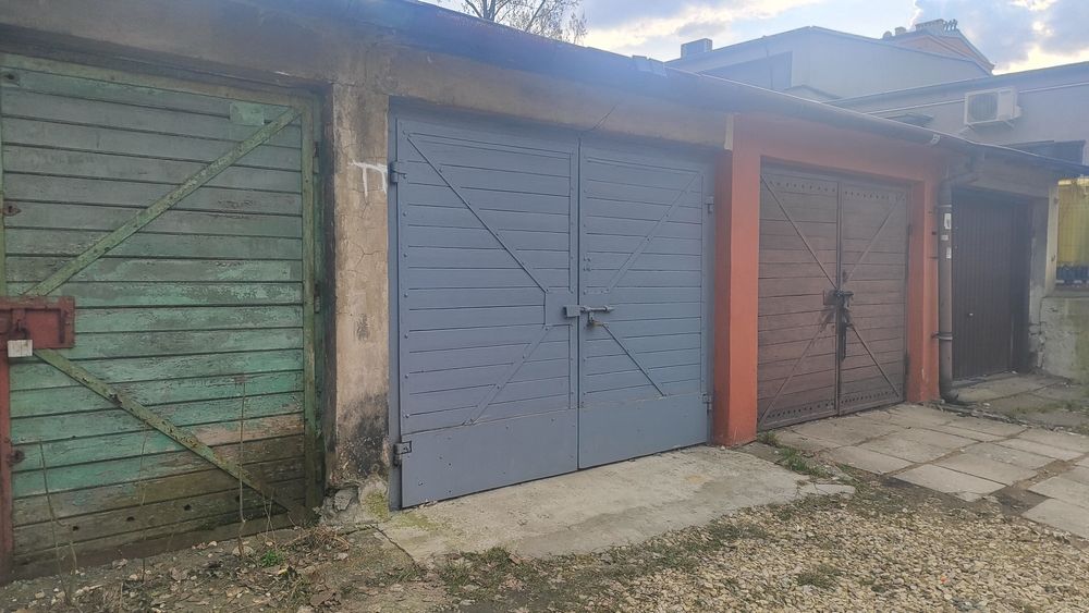 Garaz murowany drewniana brama centrum