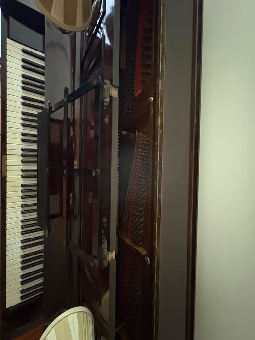 Piano Vertical PLEYEL LYON & CIE com Candeeiros