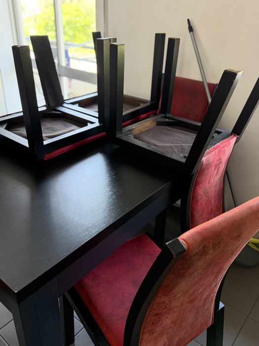 Mesa em madeira com 6 cadeiras vermelhas