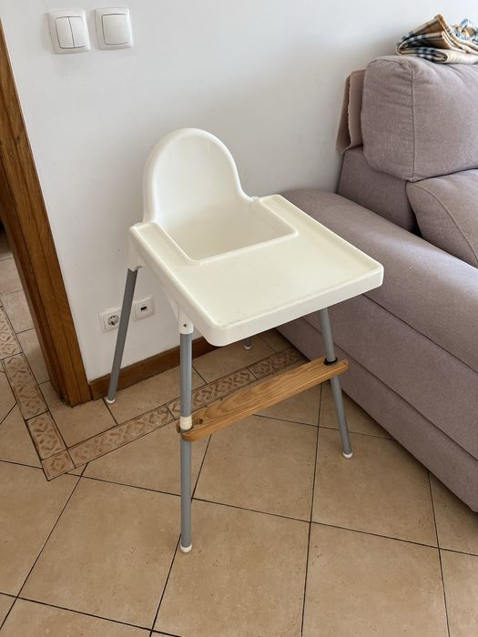 Cadeira ikea com pousa-pés